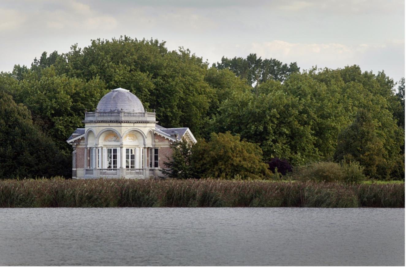 Tijdens de werken bleef het gebouw open en was het gratis te bezoeken, maar de gebruikelijke drukte bleef uit. In 2014 brachten 6000 mensen het paviljoen een bezoekje. Het pand was jarenlang een buitenverblijf van de hertogelijke familie d’Ursel, maar werd vooral bekend na de opnames van de populaire tv-reeks Stille Waters. Binnenkort krijgt ook het authentieke interieur van De Notelaer een opknapbeurt.